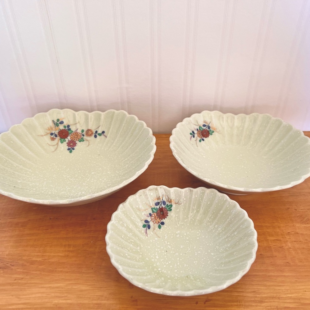 Set of three nesting bowls